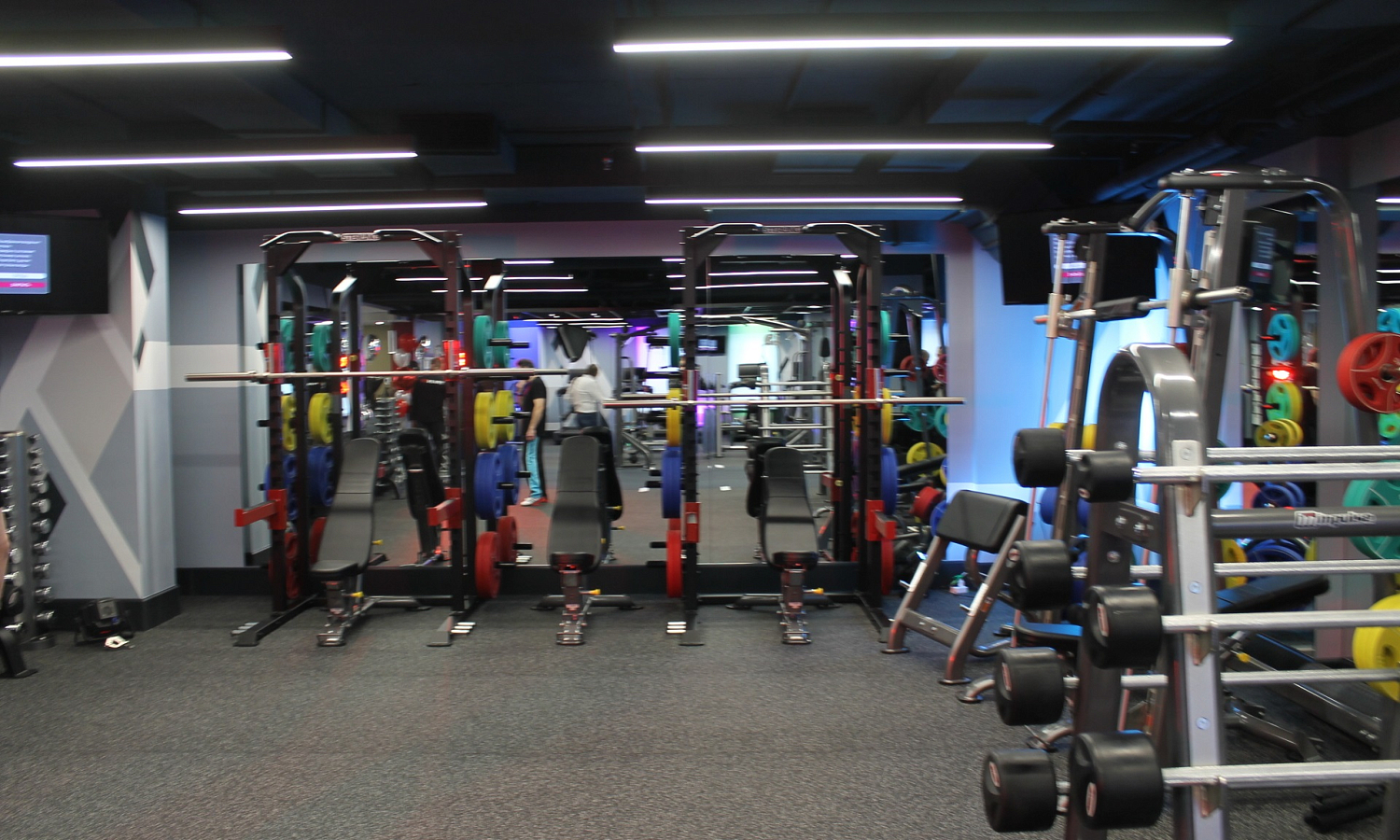 Простір розумного фітнесу Menorah Fitness Smart Space в унікальній споруді Менора в Дніпропетровську