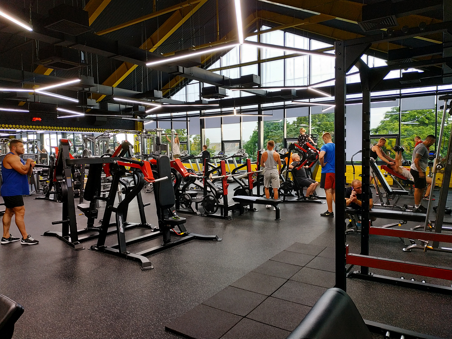 Спорткомплекс "RealFіt" в ТРЦ "FORest" в Нововолинську