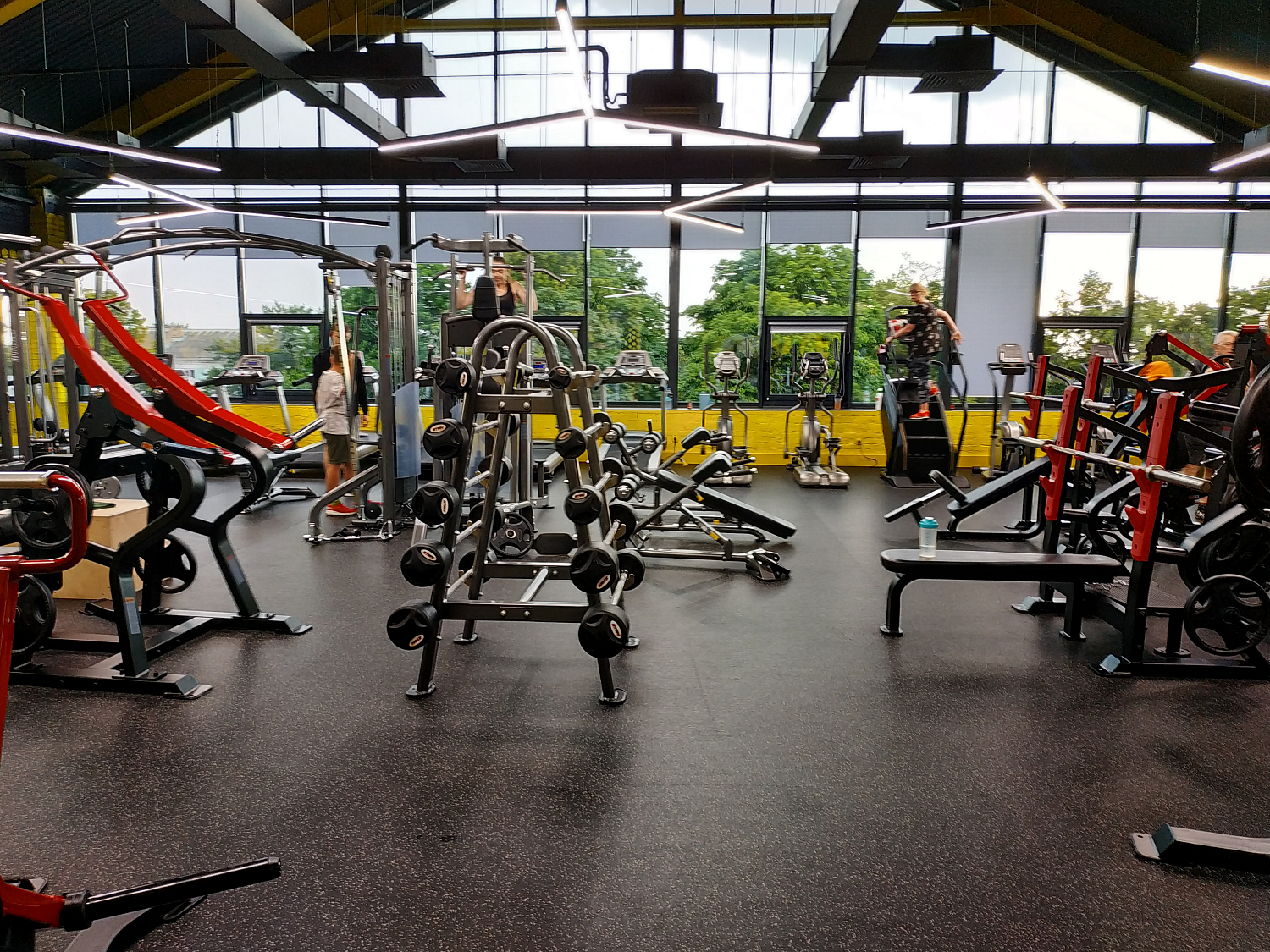 Спорткомплекс "RealFіt" в ТРЦ "FORest" в Нововолинську